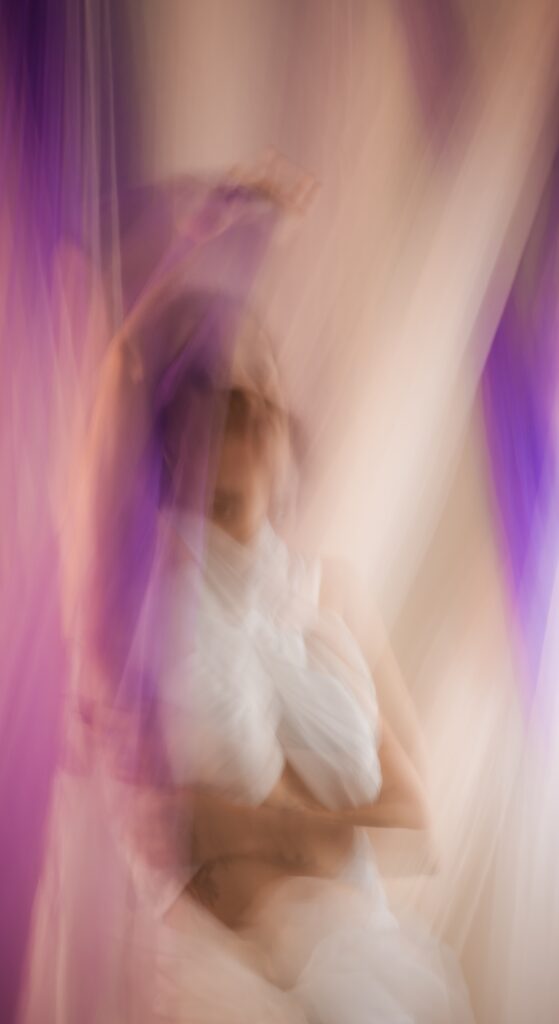 ejafoto-galerie-frau-kraftvoll-fotografie-lucy-pink-verschwomen